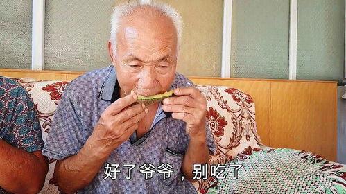 瓜摔满地老爷爷吃瓜后续,温馨一幕引发网友热议